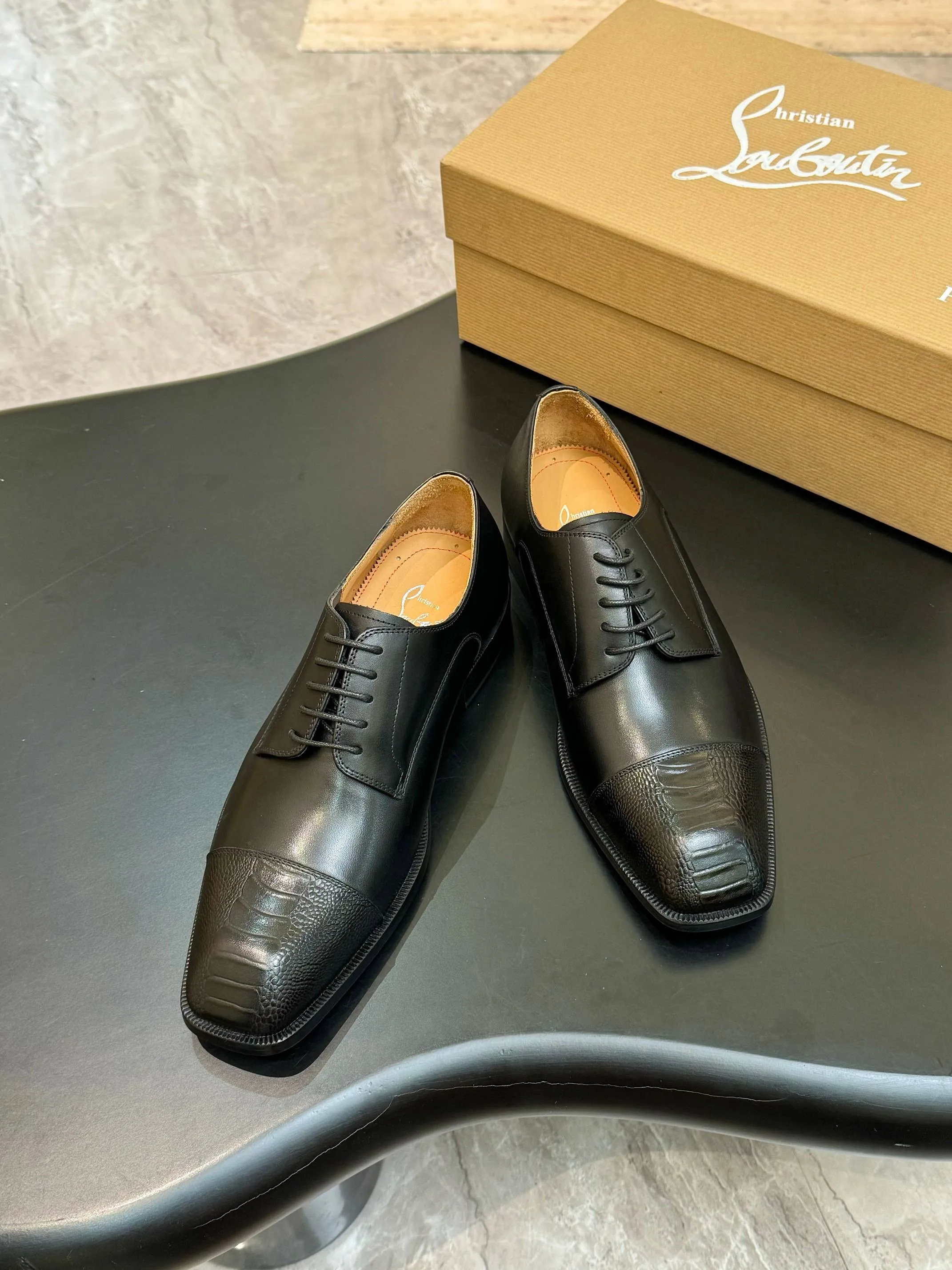 [CL red sole shoes] Top P: 1020💰 Size 39-44 (⚠️38.45.46.47 custom-made, non-returnable and non-exchangeable) 🆑High-end men's business formal leather shoes, original authentic top quality goods ••✅💯 Top original order purchasing agent! Original imported patterned cowhide ➕Imported cowhide lining ➕Cowhide feet ➕Original leather outsole~🉑️Feel free to compare the authentic ones!